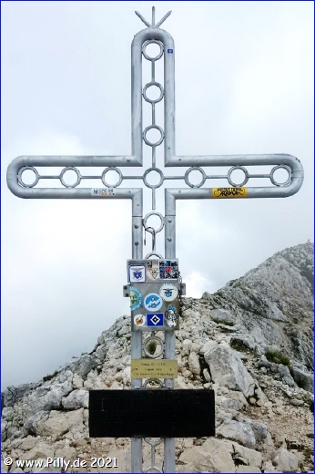 Das Kreuz auf dem Gipfel Cima Valdritta, hoch über dem Garda See.